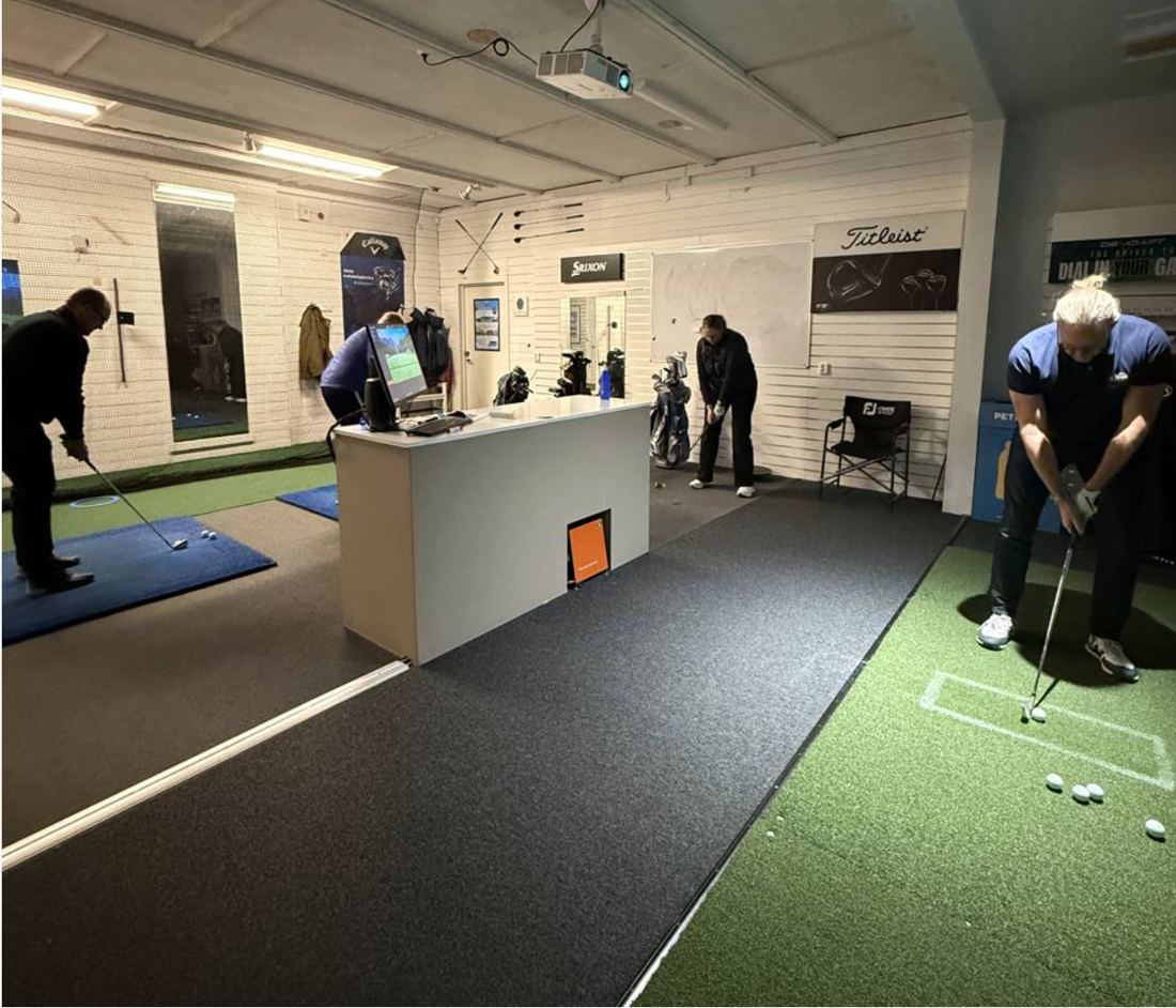 Studion på Nynäshamns GK med golfsimulator och slagmattor